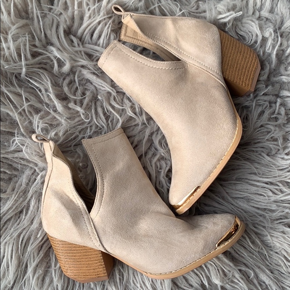 Ankle booties beige cream colored w gold toe